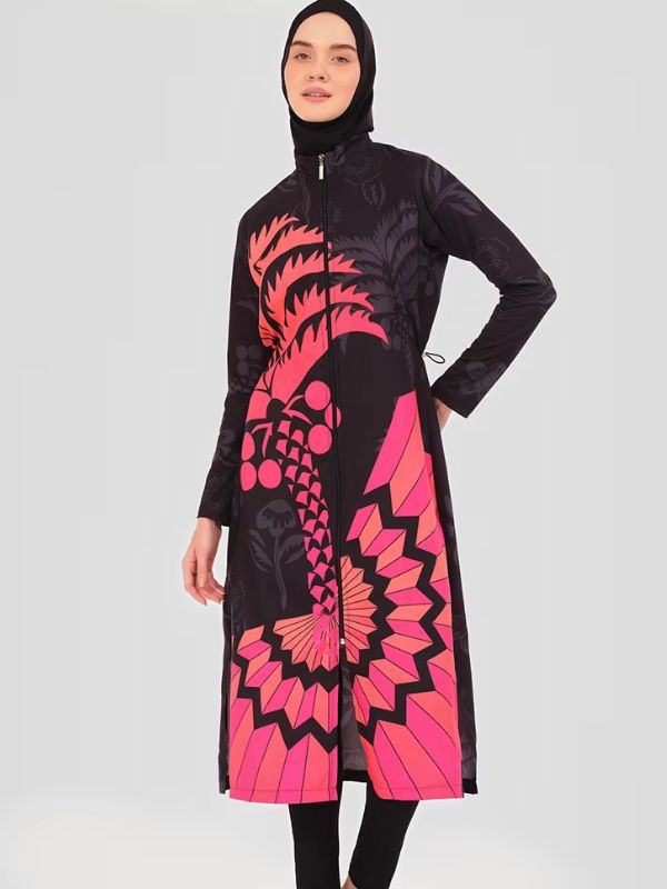 Burkini long noir à palmier rose corail et soleil géométrique, vue de face avec hijab noir