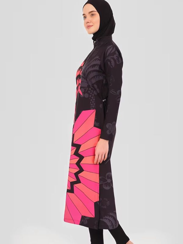 Burkini long à palmier rose corail, vue de profil avec motifs gris ton sur ton sur la manche