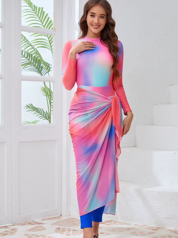 Une femme porte un burkini multi-couleurs