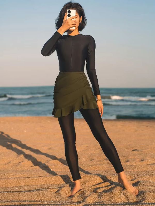 Femme en burkini noir avec jupe kaki