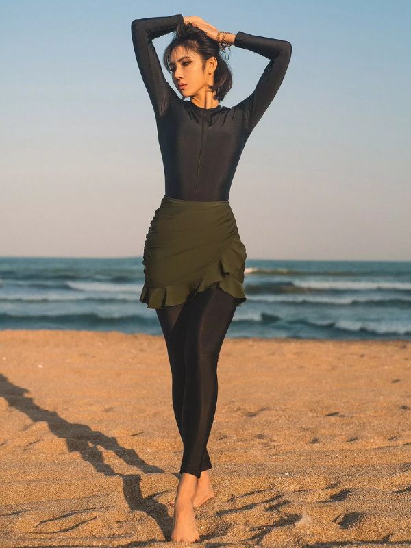 Portrait d&#39;une femme portant un burkini noir et une jupe kaki