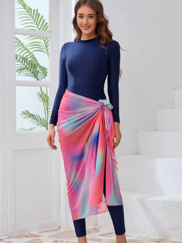 Une femme porte un burkini bleu marine avec un paréo aux reflets multicolores