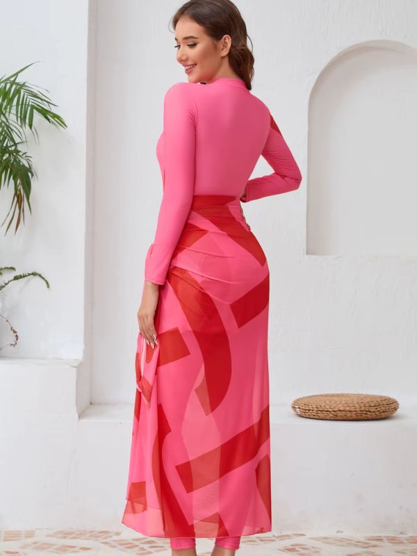 Une femme porte un burkini rose à motifs rouges, vue de dos