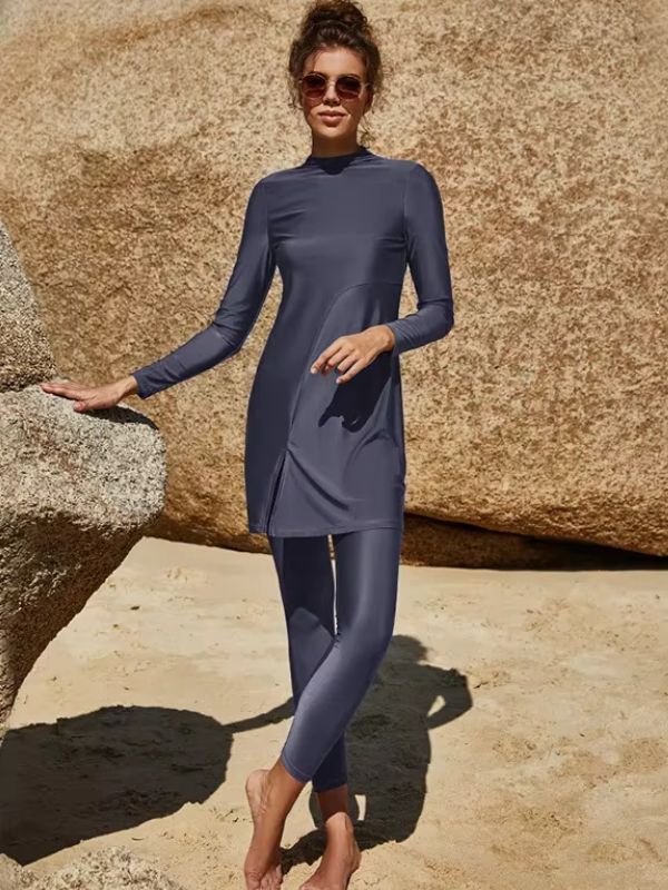 Femme en burkini bleu stylisé avec un legging assorti