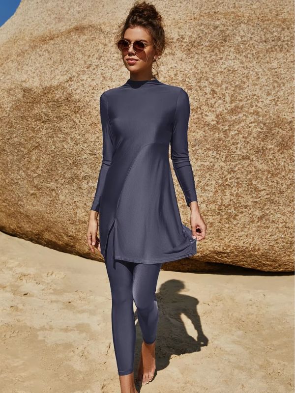 Femme portant un burkini bleu avec une tunique asymétrique