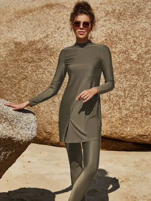 Femme debout en burkini kaki