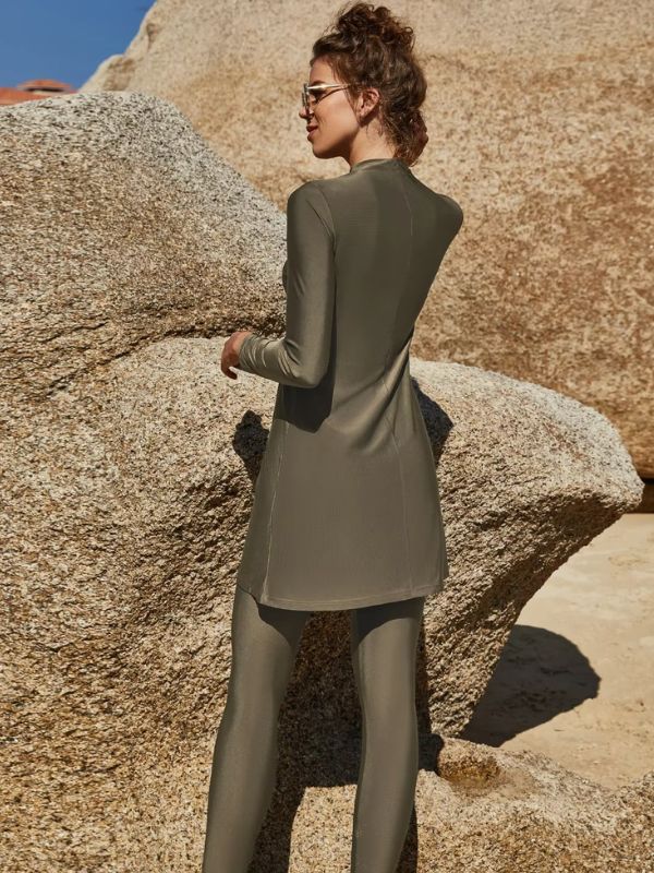 Vue de dos d&#39;un burkini kaki élégant porté sur une plage