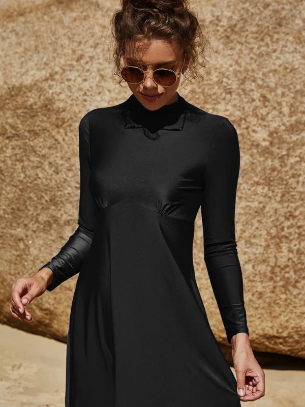 Femme portant un burkini noir avec une tunique élégante
