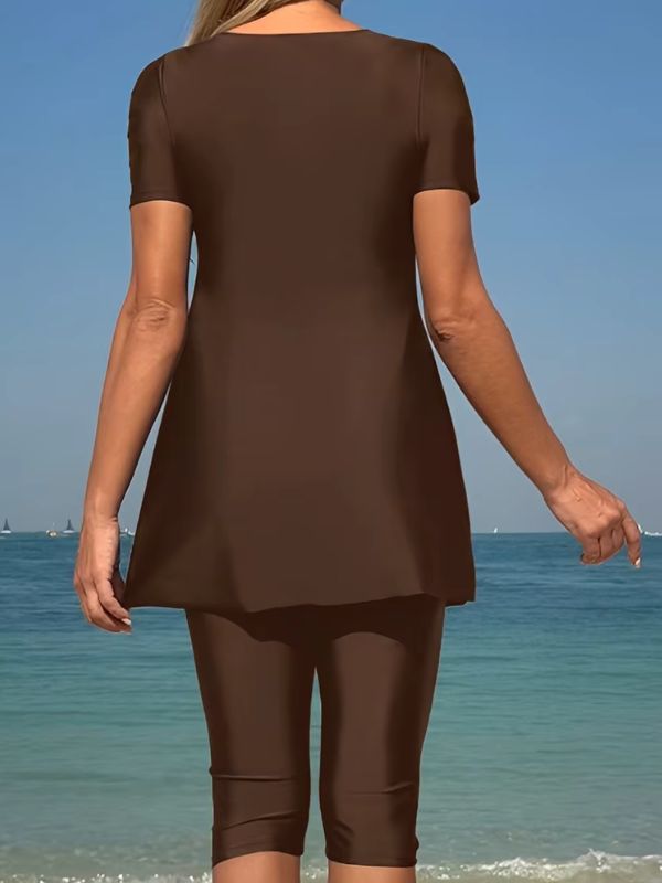 Dos du burkini manche courte marron, tunique unie évasée et legging marron, vue de dos sur la plage