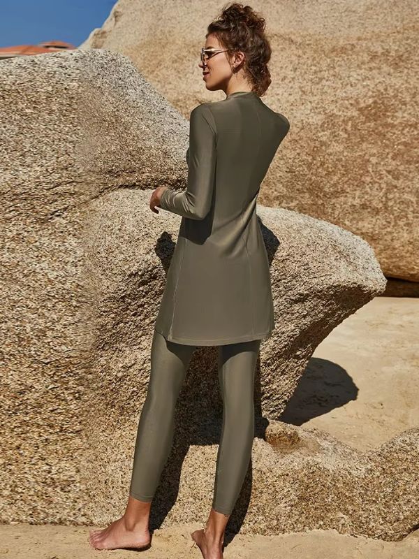 Une femme se tient de dos et porte un burkini