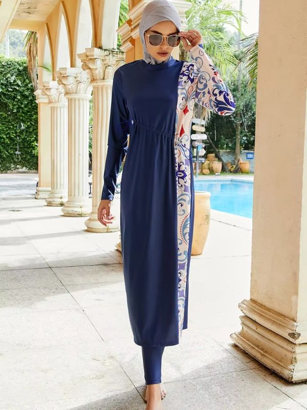 Une femme porte un burkini bleu