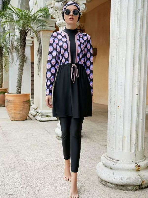 Une femme musulmane en burkini porte un hijab de bain