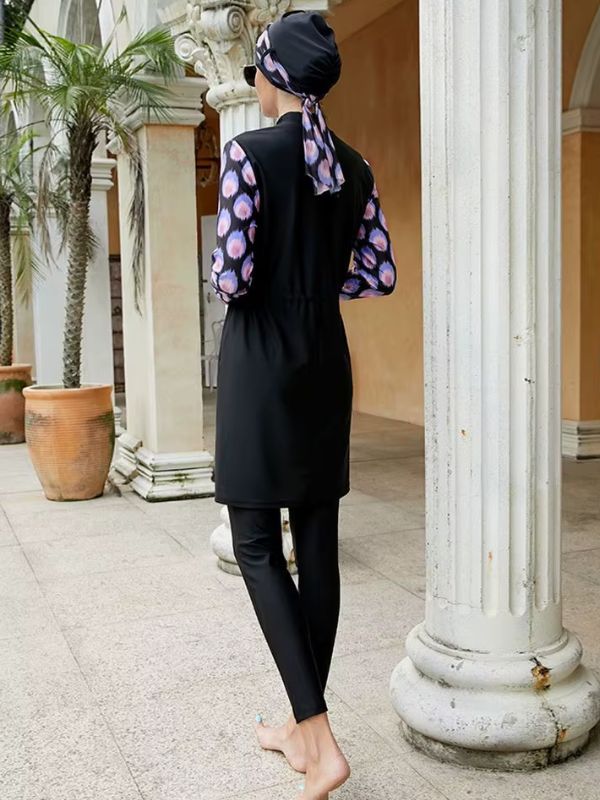 Une femme musulmane en burkini porte un hijab de bain