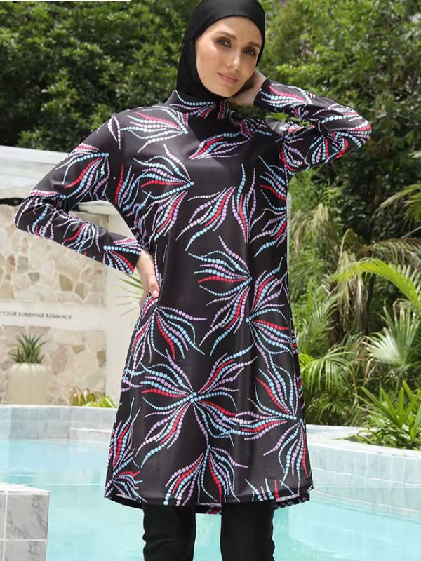 Une femme musulmane porte un burkini ornées de plusieurs motifs