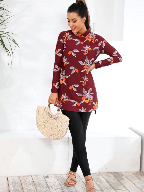 Une femme porte un burkini rouge à motifs