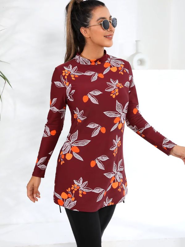 Une femme porte un burkini rouge à motifs