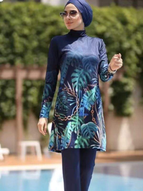 Une femme porte un burkini bleu marine