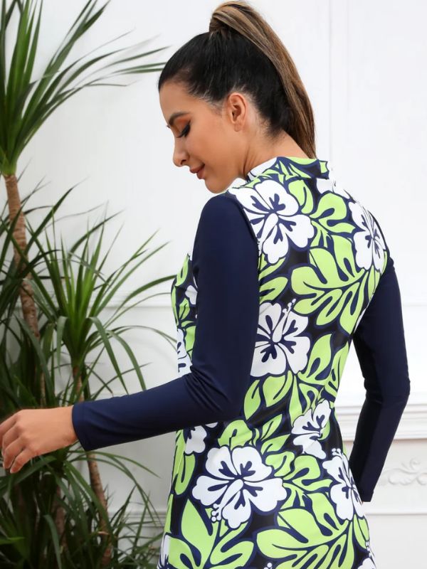 Femme qui se tient de dos en burkini