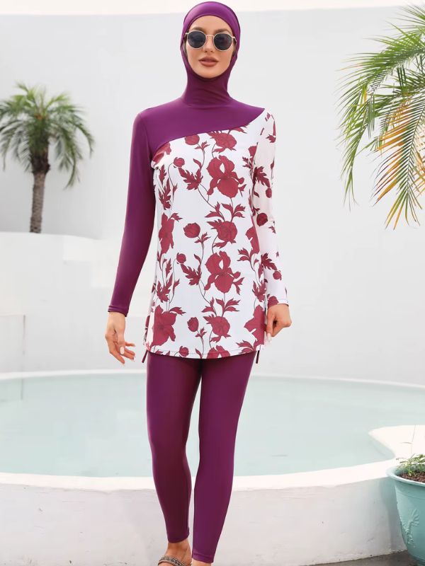 Une femme porte un burkini de couleur violet