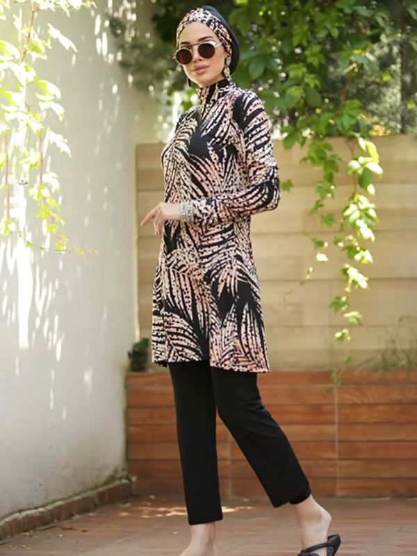 Femme musulmane qui porte un burkini à motifs savane