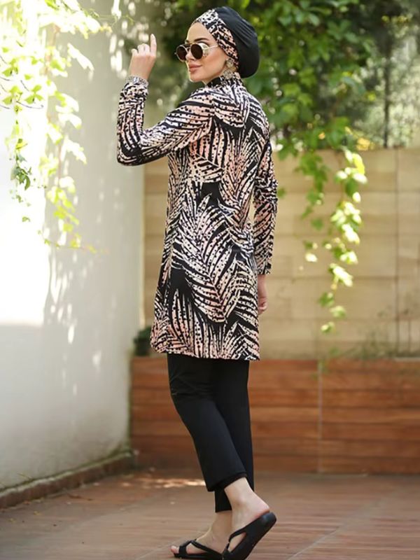 Femme musulmane qui porte un burkini à motifs savane