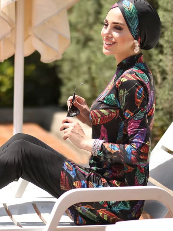 Une femme est assise en burkini multicolores