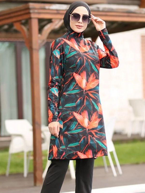 Une femme porte un burkini exotique avec des lunettes de soleil