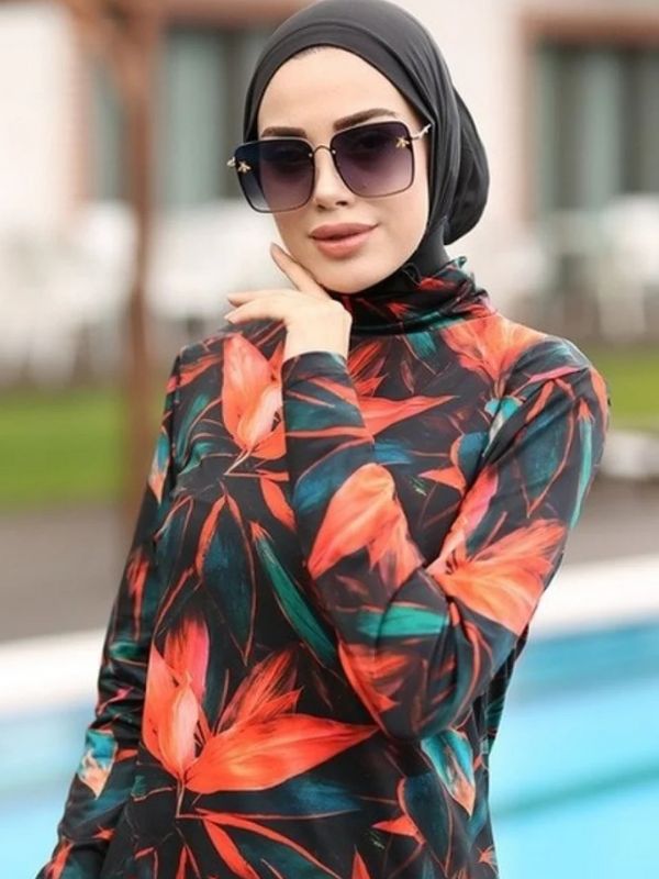 Une femme porte un burkini exotique avec des lunettes de soleil