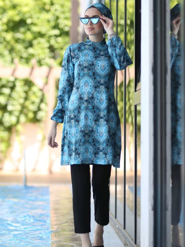 Une femme porte un burkini bleu océan