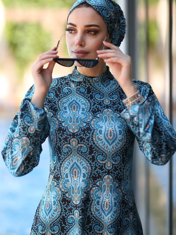 Une femme porte un burkini bleu océan