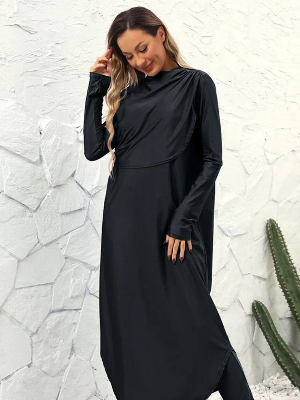 Une femme porte un burkini noir