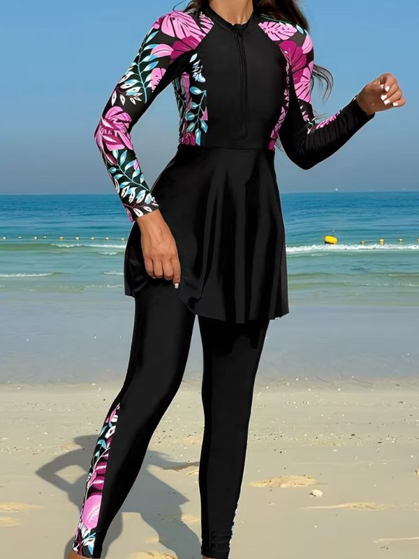 Burkini sport noir à feuillages roses, en marche sur la plage, bande imprimée sur la jambe du pantalon