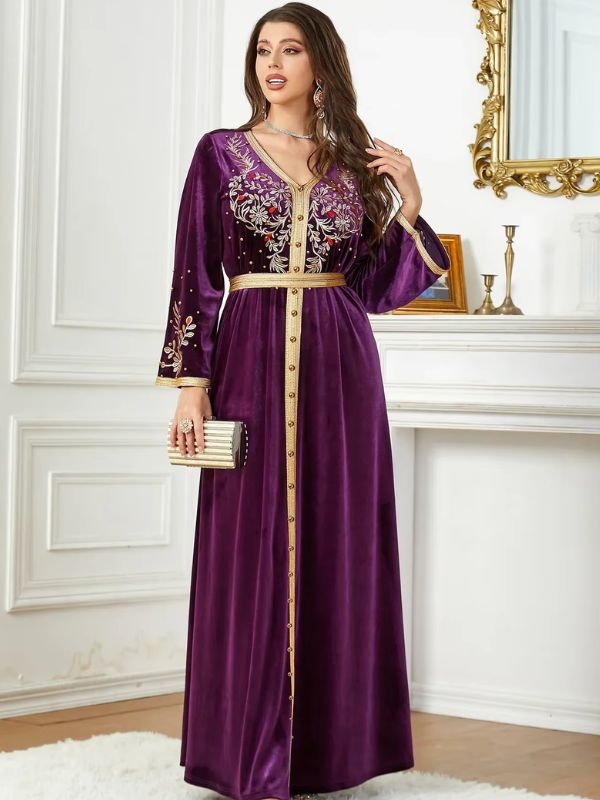 Une femme en caftan améthyste doré, tenant une pochette élégante