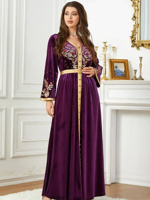 Une femme habillée d’un caftan améthyste aux manches évasées