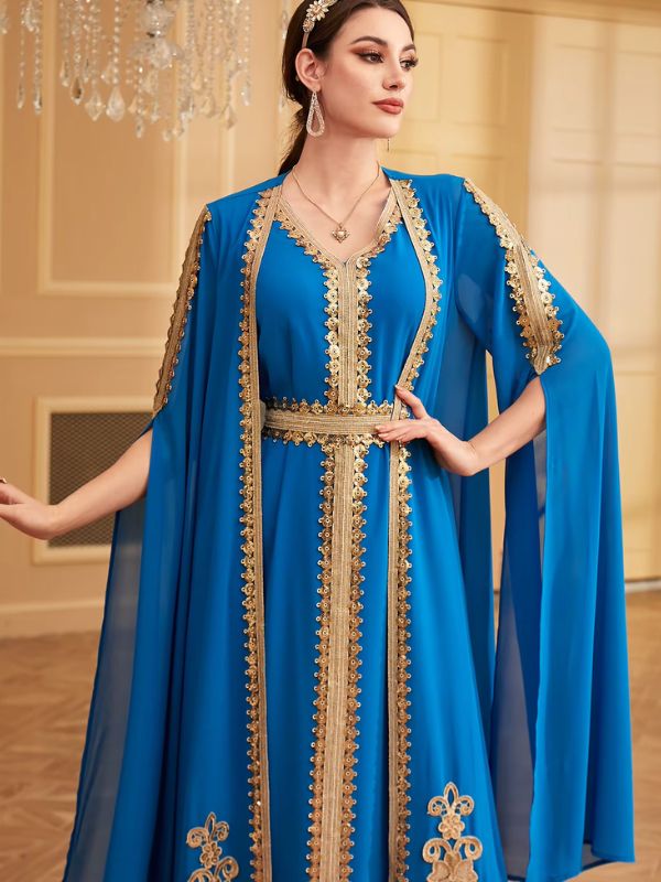 Femme en caftan bleu