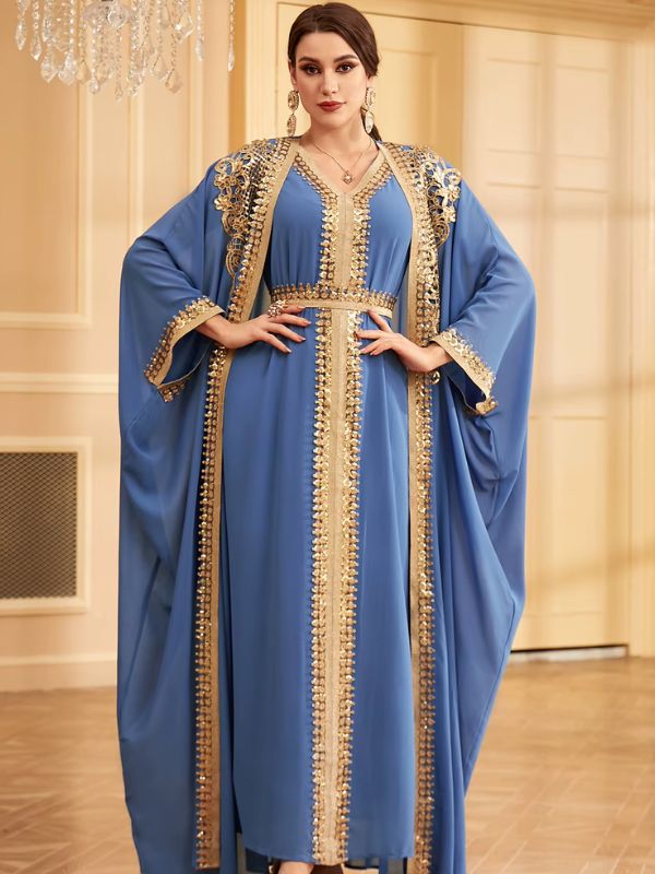 Une femme porte un caftan bleu aux ornements doré