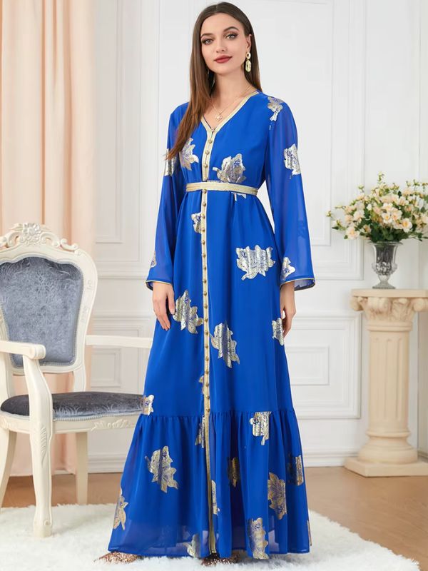 Une femme debout dans un décor raffiné, portant un caftan bleu royal