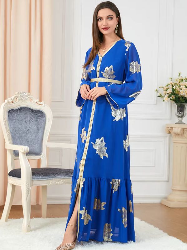 Une femme debout dans un caftan bleu royal, élégamment cintré à la taille