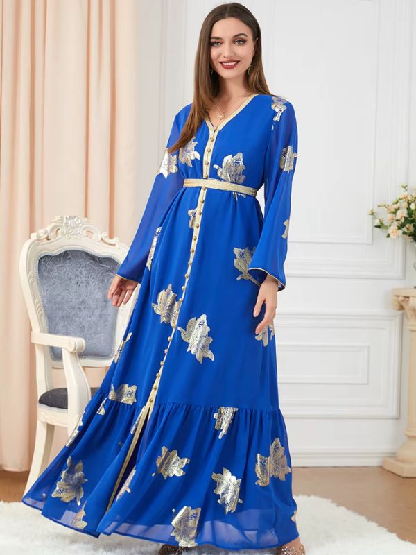 Une femme posant dans un caftan bleu royal