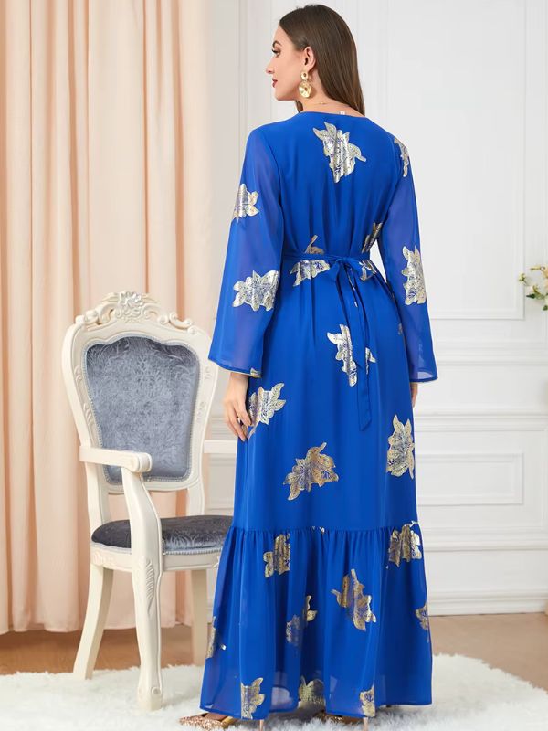 Vue arrière d&#39;une femme portant un caftan bleu royal avec des motifs dorés