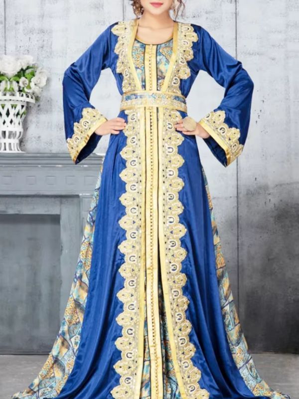 Une femme porte un caftan algérien bleu roi avec des broderies dorées