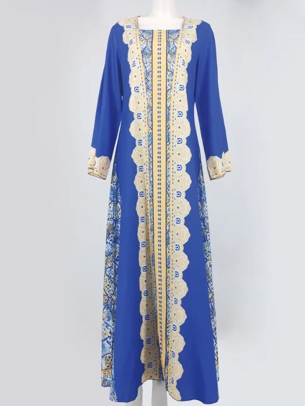 Une femme porte un caftan algérien bleu roi avec des broderies dorées