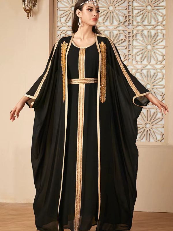 Femme portant un caftan noir