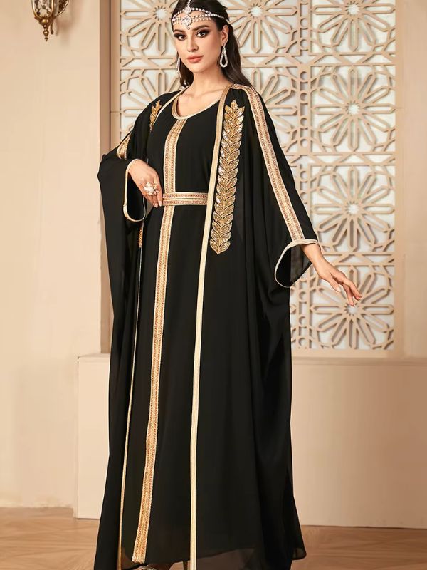 Vue complète d’un caftan noir, soulignant son allure orientale