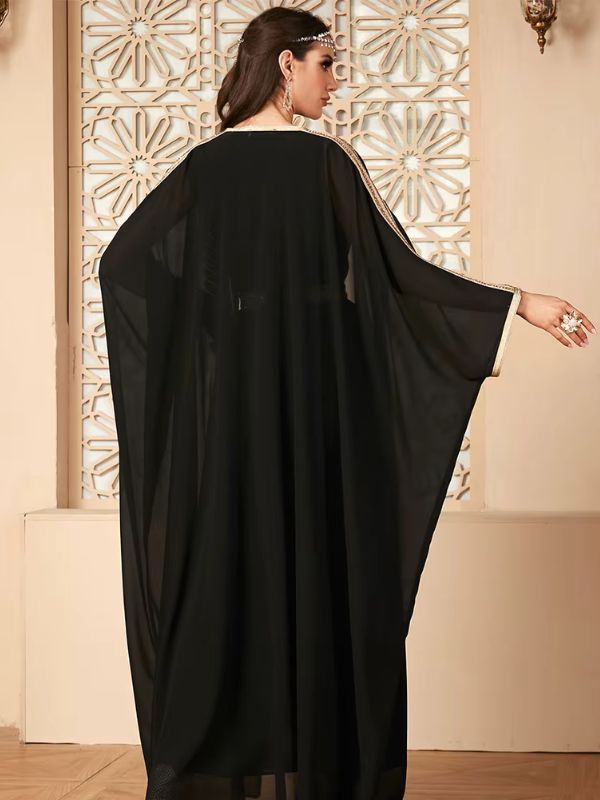 Vue arrière d’un caftan algérien noir fluide avec détails dorés