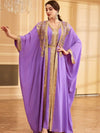 Une femme porte un caftan de mariage violet