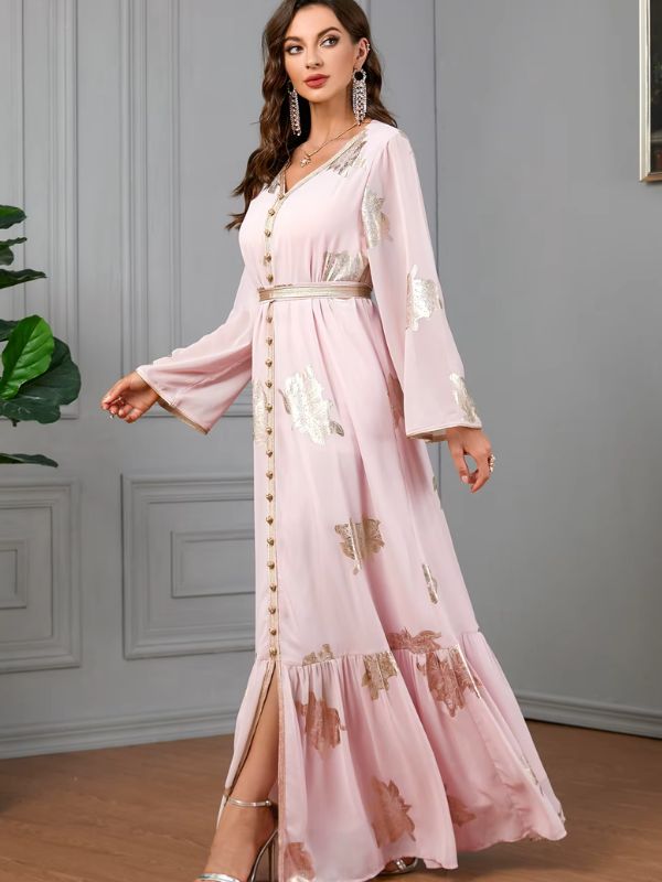 Une femme porte un caftan algérien rose perle avec des manches larges