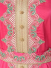 Vue frontale d&#39;un caftan rose vif aux broderies dorées sophistiquées