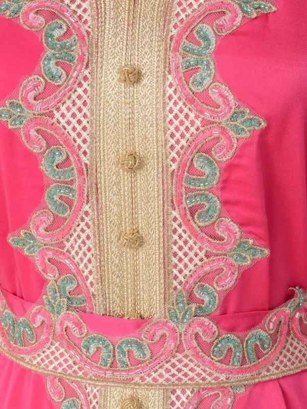 Vue frontale d&#39;un caftan rose vif aux broderies dorées sophistiquées