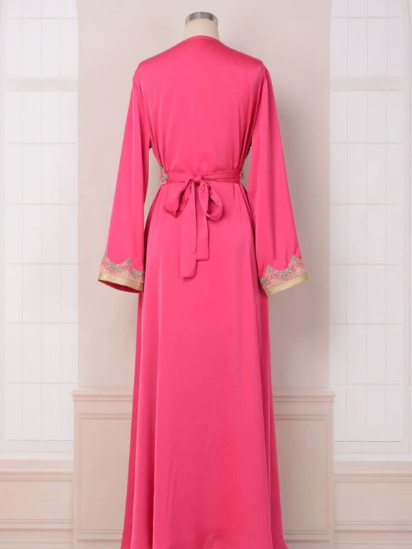 Vue arrière d&#39;un caftan rose avec une coupe fluide